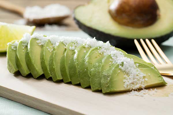 Avocado-mit-Kokos 10 gesunde (Low Carb) Snacks: einfach & lecker