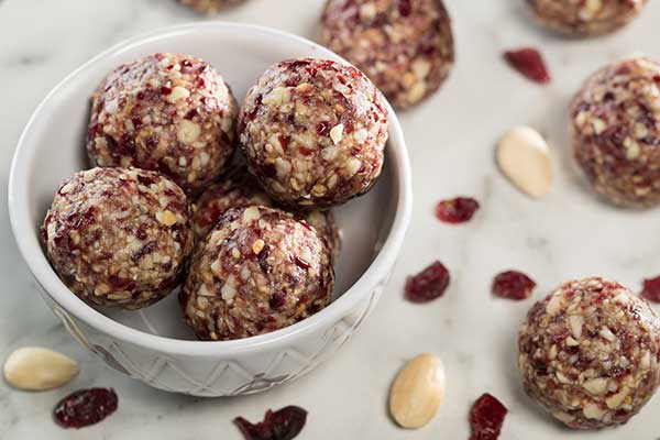 Cranberry-Energieball 10 gesunde (Low Carb) Snacks: einfach & lecker